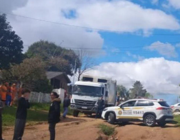 Idosa de 69 anos m0rr3 após ser atropelada por caminhão de coleta de resíduos em Bagé