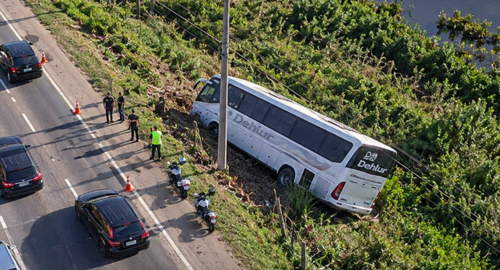 Ônibus sai da pista e cai em barranco na Avenida Assis Brasil, em Porto Alegre