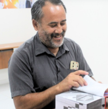 “Pode mudar de profissão”: pedreiro impressiona tribunal e ganha bolsa para estudar Direito