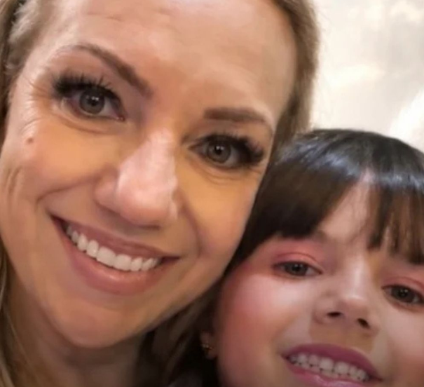 Professora m0rr3 após quase cinco meses internada por acidente que também matou a filha de 6 anos