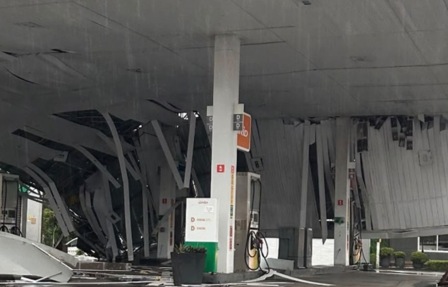 Temporal derruba cobertura de posto de combustíveis em Xangri-Lá no Litoral Norte