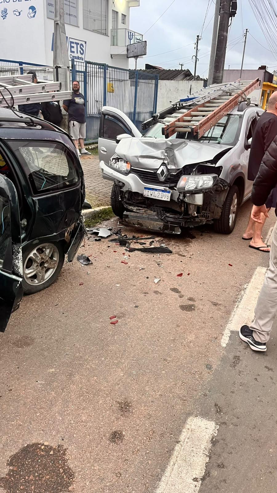 Acidente entre veículos deixa duas pessoas feridas na Avenida Castelo Branco, em Guaíba