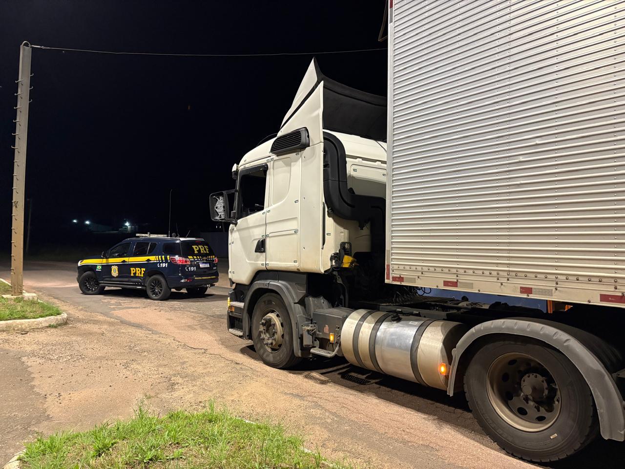 Caminhoneiro é pr3s0 por dirigir sob efeito de cocaína na BR-290 em Pantano Grande