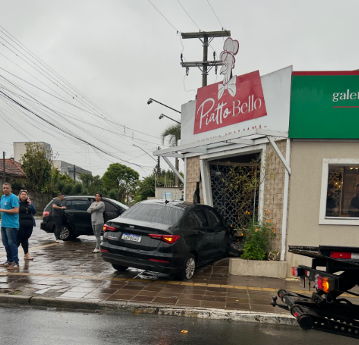 Carro atinge entrada de restaurante e quase invade estabelecimento em Canoas, no RS