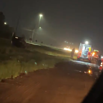 Carro capota e pega fogo na BR-116, em Guaíba, durante a noite de sábado (10)