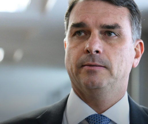 Flávio Bolsonaro afirma ter sido intimado a entregar passaportes e está proibido de deixar o Brasil