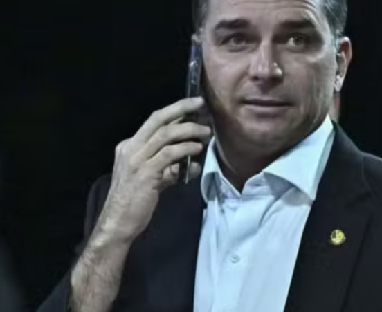Flávio Bolsonaro chega aos Estados Unidos após deixar o Brasil, segundo informações de aliados