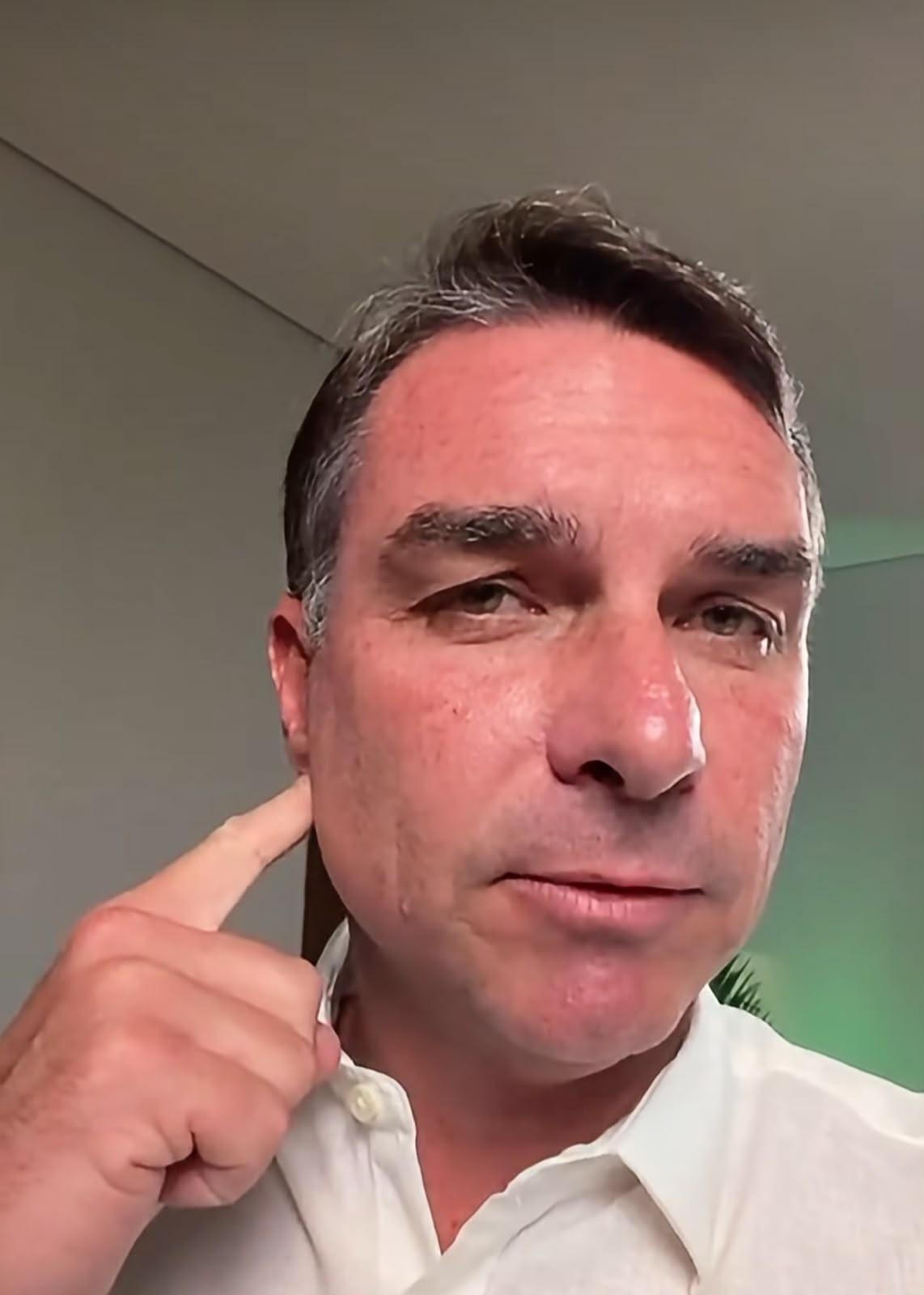 Flávio Bolsonaro se revolta após propaganda eleitoral ir ao ar sem áudio durante o segundo turno