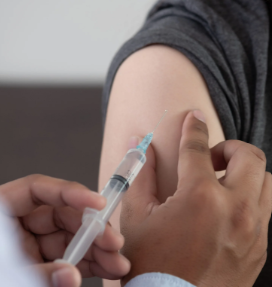 Vacina contra o câncer da Moderna reduz em 42% risco de m0rt3 ou retorno do melanoma, aponta estudo