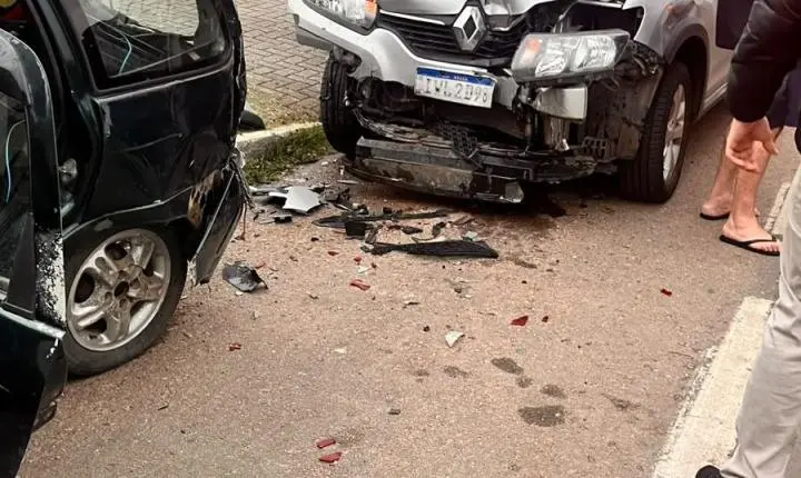 Acidente entre veículos deixa duas pessoas feridas na Avenida Castelo Branco, em Guaíba
