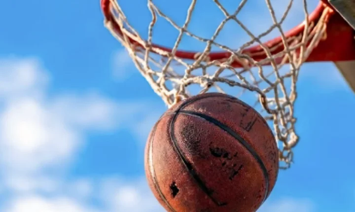 Adolescente de 14 anos morre após cesta de basquete cair sobre ele em praça