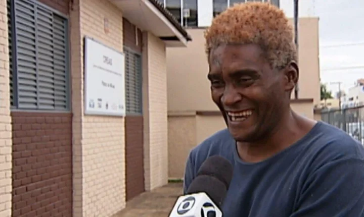 Após 16 anos nas ruas, homem estuda em bancos de praça, conquista 1º lugar em concurso e planeja alugar uma casa