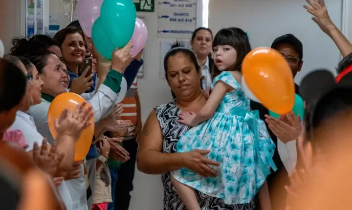 Após sete anos internada desde o nascimento, menina recebe alta hospitalar em São Paulo