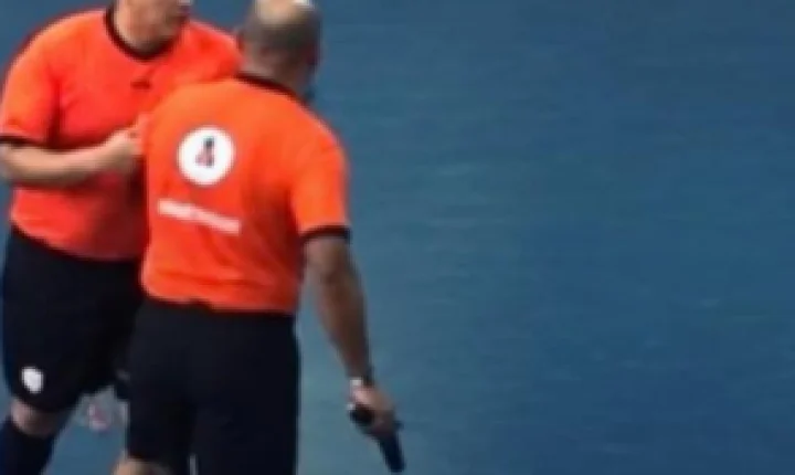 Árbitro saca arma durante confusão em partida de futebol