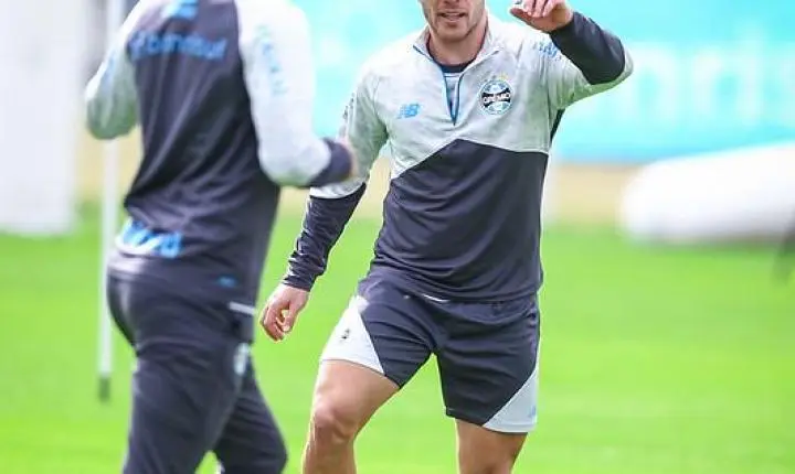 Arthur aguarda definição entre Grêmio e Juventus para seguir no clube após junho