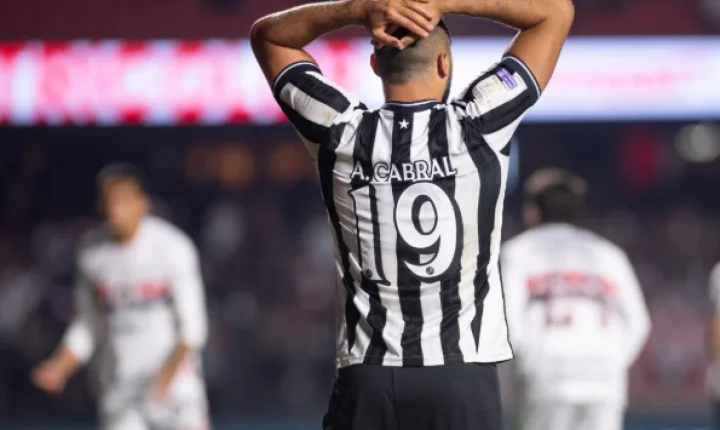 Arthur Cabral é expulso após discussão e vira primeiro jogador punido pela “Lei Vini Jr.” no Brasileirão
