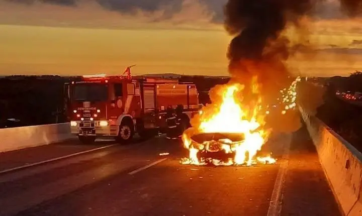 Carro de jogador da base do Grêmio é destruído por incêndio após acidente na BR-290