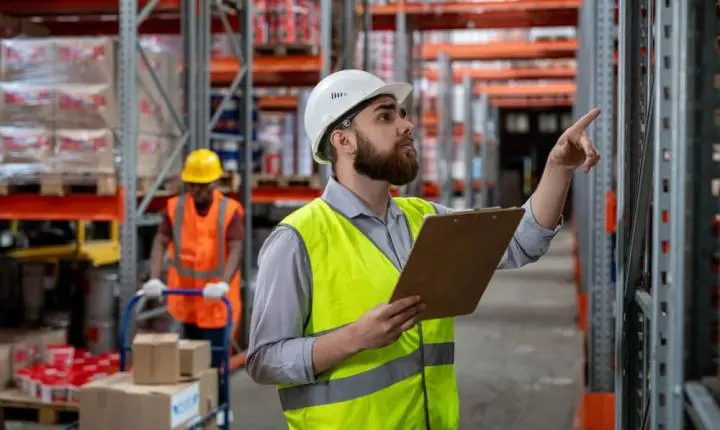 Auxiliar de logística e alimentador de linha de produção lideram ofertas de emprego no RS