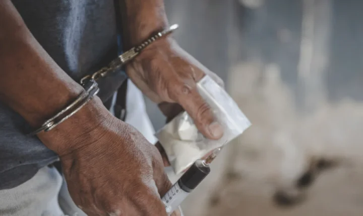 Brigada Militar prende homem por tráfico de drogas no bairro Pedras Brancas, em Guaíba