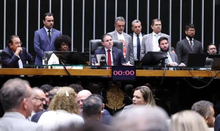 Câmara aprova em primeiro turno PEC que reduz jornada semanal e prevê fim da escala 6x1