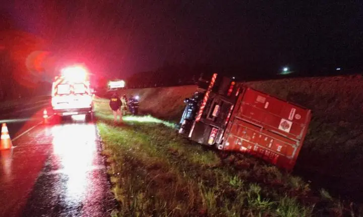 Caminhoneiro morre após saída de pista e tombamento na BR-116 em Barra do Ribeiro