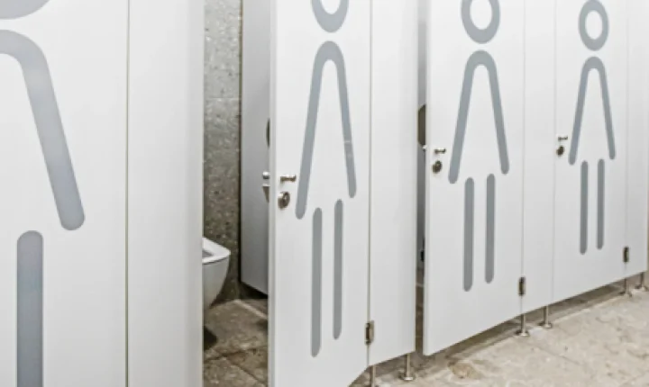 Campo Grande sanciona lei que restringe uso de banheiros por mulheres trans