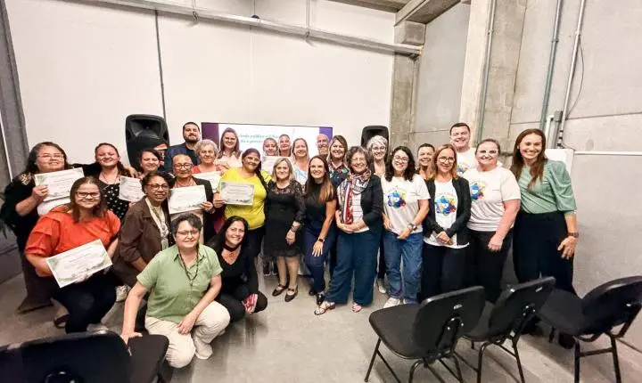 Capacitação em Guaíba forma 15 mulheres e produz cerca de 2 mil travesseiros com roupas doadas