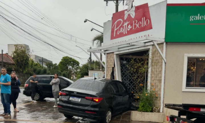 Carro atinge entrada de restaurante e quase invade estabelecimento em Canoas, no RS