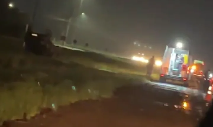 Carro capota e pega fogo na BR-116, em Guaíba, durante a noite de sábado (10)