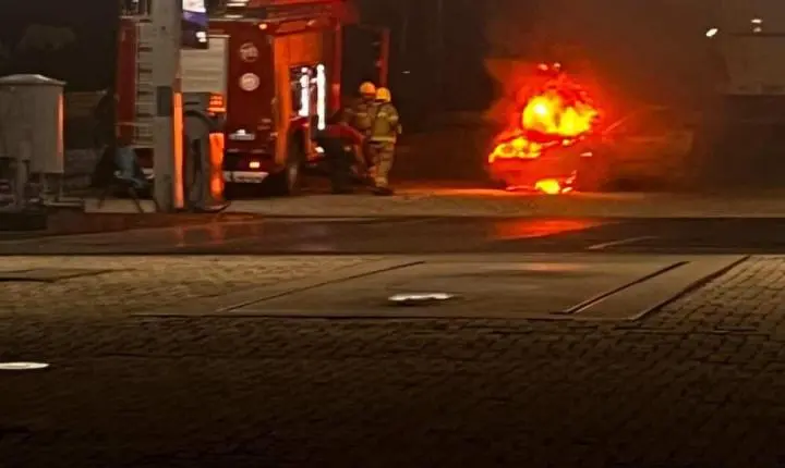 Carro pega fogo em posto de combustíveis na Avenida Castelo Branco em Guaíba