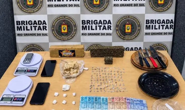 Casal é pr3s0 ao fracionar dr0g4s dentro de residência em Guaíba