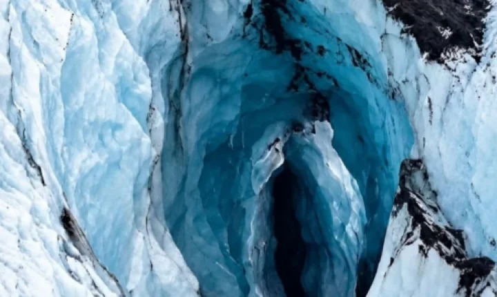 Cavernas escondidas sob geleira na Islândia revelam paisagem que parece de outro planeta
