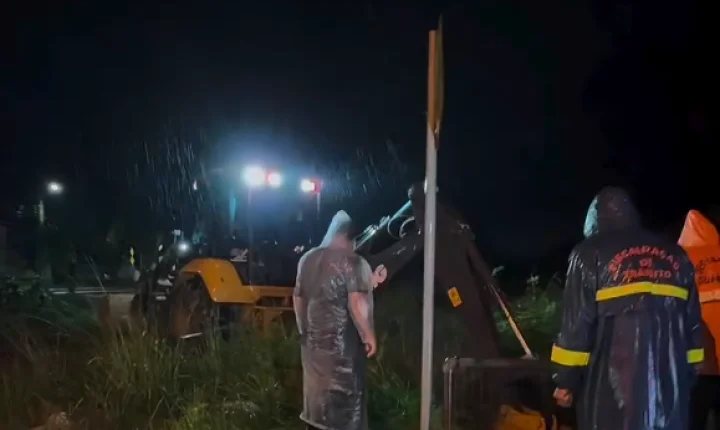 Chuva intensa causa bloqueios em vias de Guaíba e mobiliza equipes na noite de sexta-feira