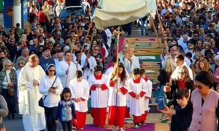 Corpus Christi terá missa campal, confecção de tapetes e procissão no Centro de Guaíba nesta quinta-feira