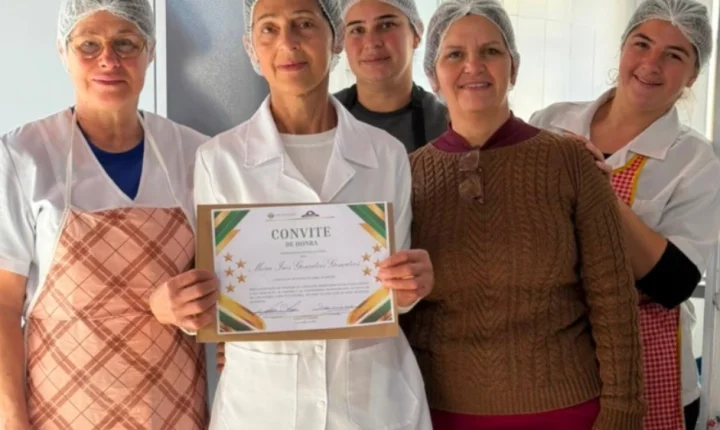 Dedicação à educação rende homenagem a merendeira na Semana da Pátria 2026 em Barra do Ribeiro