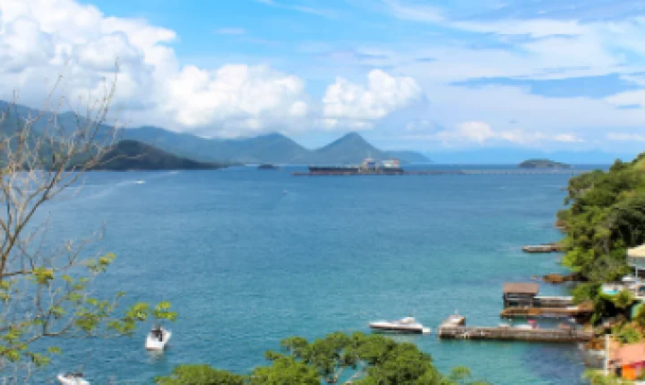 Deslizamento de terra deixa um morto e três feridos em condomínio de luxo em Angra dos Reis