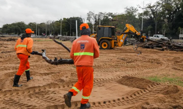 DMLU já retirou mais de 440 toneladas de resíduos da orla do Guaíba após as chuvas