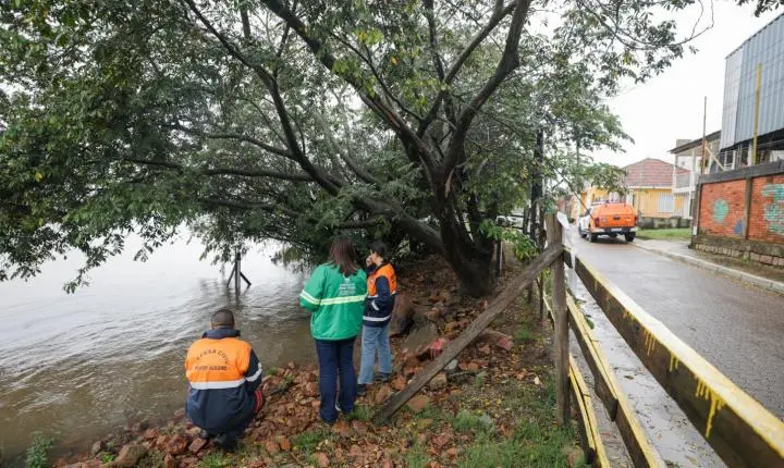 Elevação dos rios mantém alerta de inundação e o Guaíba pode atingir cota de alerta no fim de semana