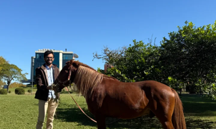 Escultor que eternizará Caramelo em monumento visita cavalo na Ulbra Canoas
