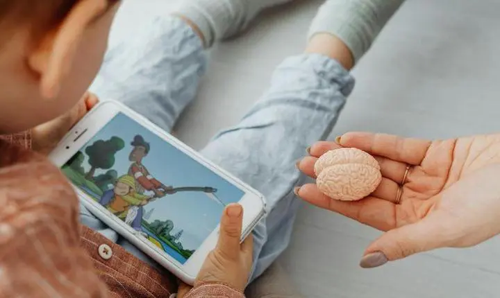 Exposição excessiva às telas pode comprometer desenvolvimento infantil, aponta estudo