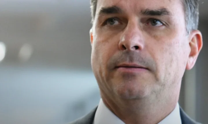 Flávio Bolsonaro afirma ter sido intimado a entregar passaportes e está proibido de deixar o Brasil