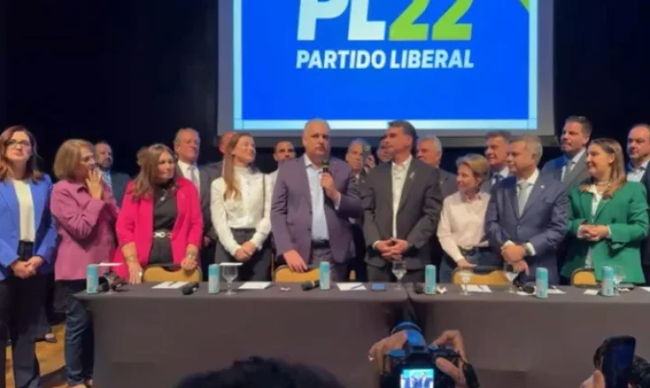 Flávio Bolsonaro anuncia Alfredo Gaspar como candidato a vice-presidente