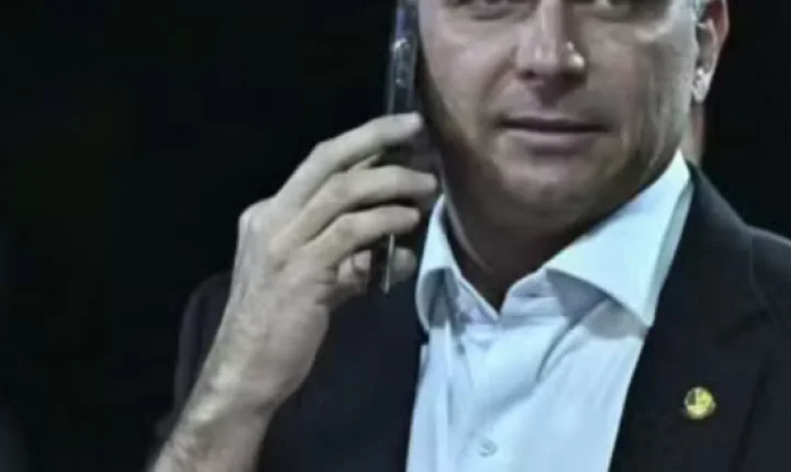 Flávio Bolsonaro chega aos Estados Unidos após deixar o Brasil, segundo informações de aliados
