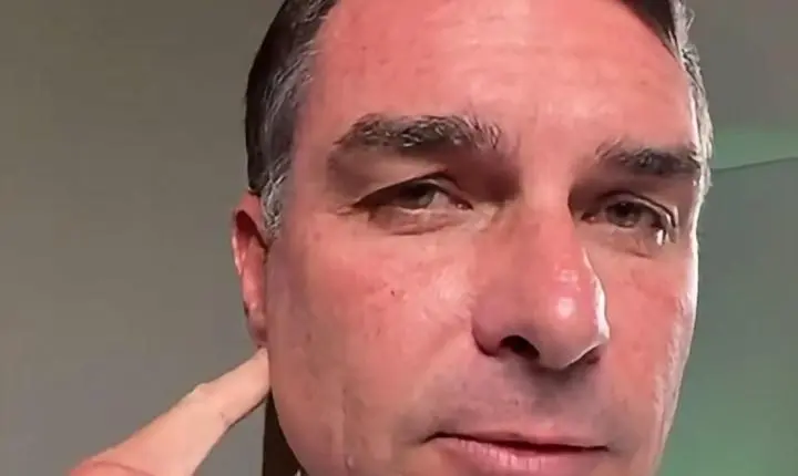 Flávio Bolsonaro se revolta após propaganda eleitoral ir ao ar sem áudio durante o segundo turno