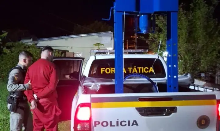 Força Tática desarticula laboratório de dr0g4s e apreende arma, veículos e mais de R$ 5 mil em Guaíba