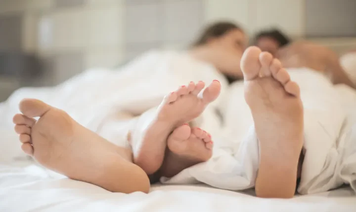 França aprova projeto que exclui relações sexuais como dever no casamento