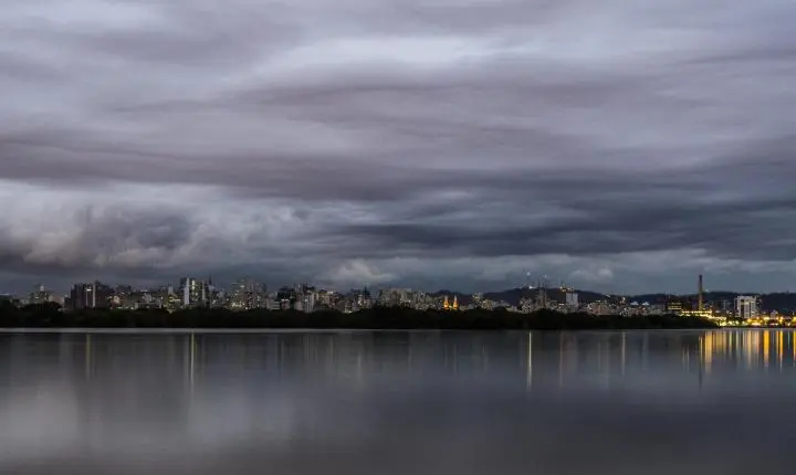 Frente fria deve provocar temporais e volumes elevados de chuva no RS a partir desta quinta