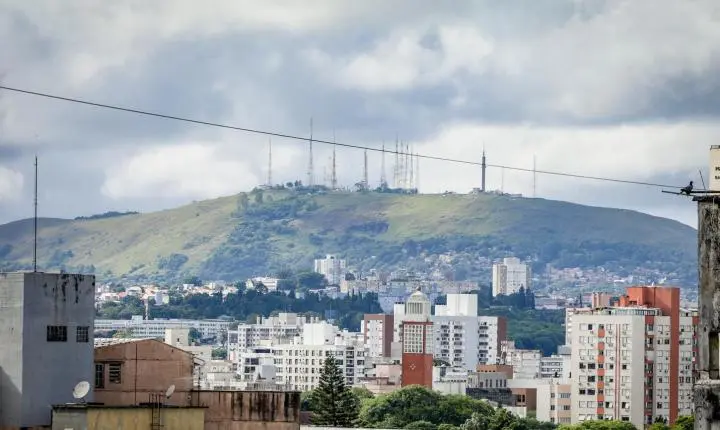 Frente fria provoca alerta de temporais e pode levar até 100 mm de chuva ao RS nesta sexta
