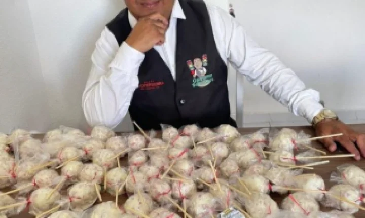 Garçom fatura R$ 4,5 mil em um dia vendendo morangos no semáforo com pagamento por confiança