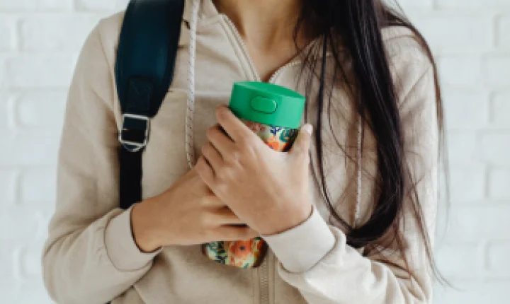 Garrafas térmicas viram desafio para escolas diante do consumo de álcool por estudantes